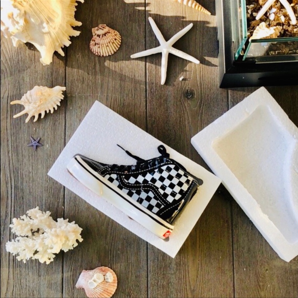 🔆VANS🔆PIGGIE BANK COLLECTIBLE - Picture 1 of 10